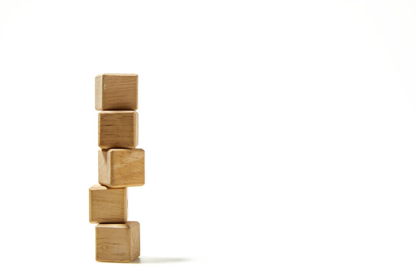 Cinco bloques de cubo de madera vacíos apilan sobre fondo blanco con espacio de copia, composición de burla para el diseño - Foto, imagen