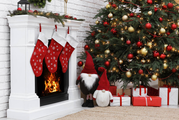 Cosy room with tree and fireplace decorated for Christmas. Interior design - Foto, afbeelding