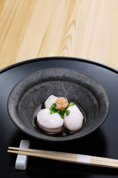 Leche de pescado globo con salsa ponzu (salsa de soja mezclada con jugo de cítricos), cocina tradicional japonesa - Foto, imagen
