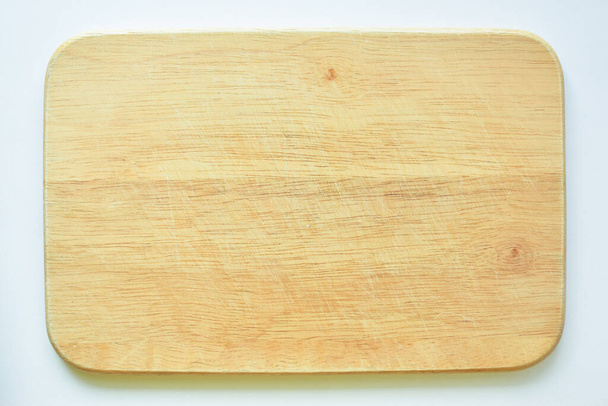 коричневая деревянная доска для резки на белом фоне, доска для приготовления пищи на кухне - Фото, изображение