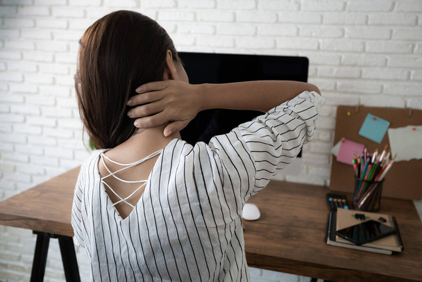 mujer de negocios que sufre de dolor en el cuello trabajando desde casa de la oficina - Foto, Imagen