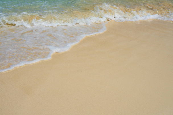 Хвилі з піною на узбережжі Карибського моря в Мексиці. - Фото, зображення