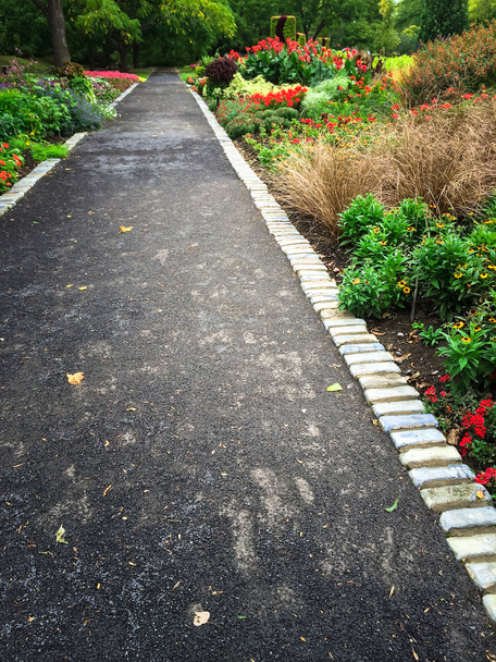 Caminho em um colorido jardim de verão
 - Foto, Imagem