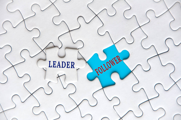 Texte du leader et du suiveur sur le puzzle manquant. Concept de leadership. - Photo, image