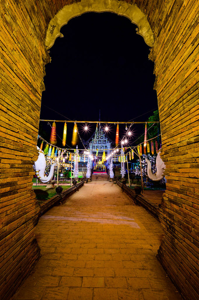 Night scene of Lok Molee temple, Chiang Mai province. - Foto, afbeelding