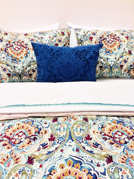 Çiçek tasarım ile renkli yatak çarşafları - Fotoğraf, Görsel