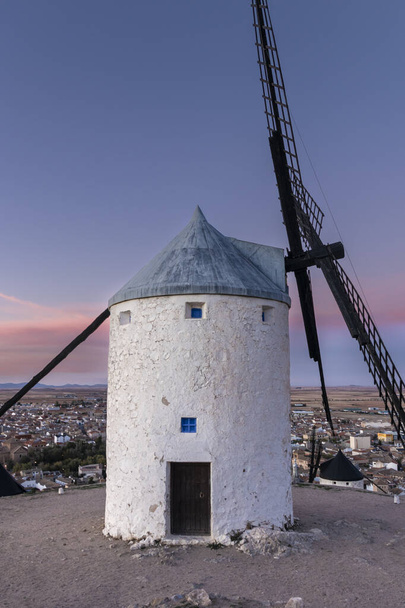 Heitere Schönheit der Consuegra-Windmühlen in der Dämmerung - Foto, Bild