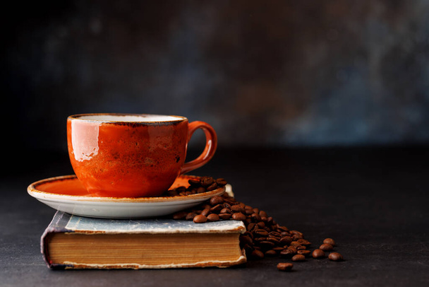 Gazdag kávé egy csésze aromás pörkölt babbal, tökéletes reggeli főzés - Fotó, kép