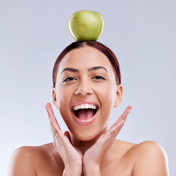 Jablko, rovnováha nebo portrét vzrušené ženy ve studiu na bílém pozadí pro zdravou výživu nebo čistou stravu. Úsměv, wow nebo šťastná dívka reklama nebo marketing přírodní zelené ovoce pro wellness. - Fotografie, Obrázek