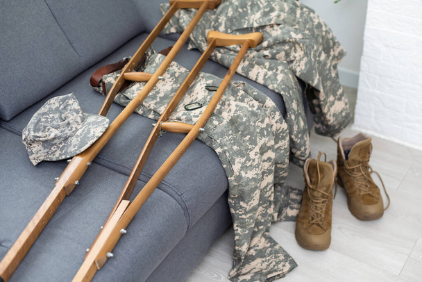 katonai egyenruha mankóval álcázva - Fotó, kép
