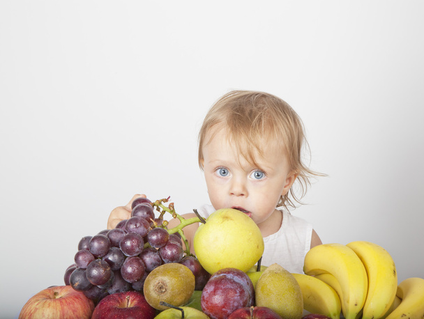 Portrait eines jungen Mädchens mit Früchten - Fotó, kép