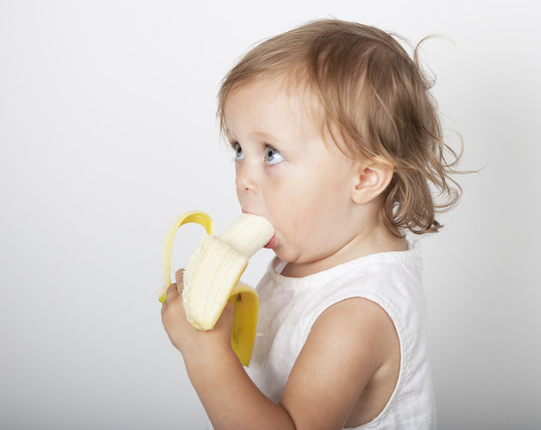 Portrait eines jungen Mädchens mit Früchten - Zdjęcie, obraz