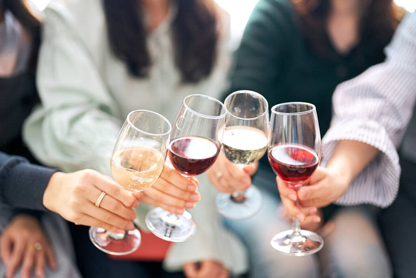 4人の若い女性がワインで乾杯 - 写真・画像