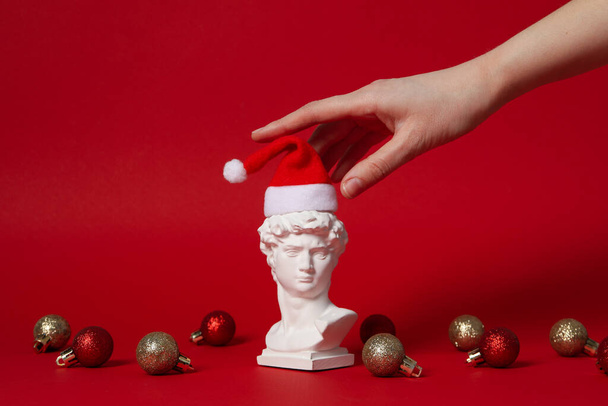 Conceito de Natal com cabeça antiga no fundo vermelho - Foto, Imagem