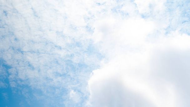 Мальовничий синій колір з повними хмарами. для фону і текстури
. - Фото, зображення
