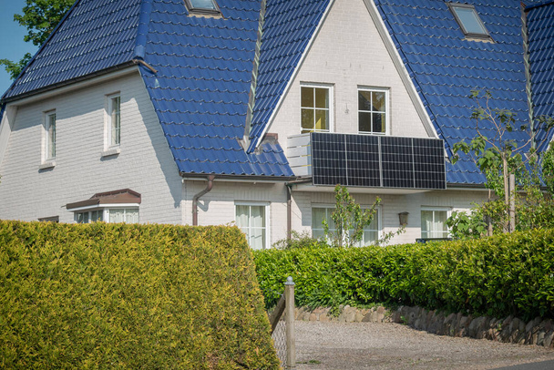 Erkély naperőmű környezetbarát megújuló energia használatára. Naperőmű az erkélyen, hogy zöld elektromos energiát termel otthon. Erkély erőmű. - Fotó, kép