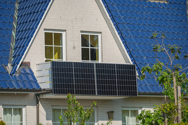 Erkély naperőmű környezetbarát megújuló energia használatára. Naperőmű az erkélyen, hogy zöld elektromos energiát termel otthon. Erkély erőmű. - Fotó, kép