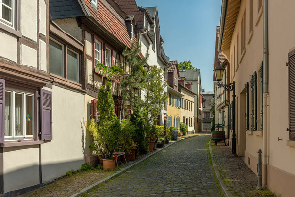 FRANKFURT AM MAIN, ALLEMAGNE-26 MAI 2023 : Petite rue dans la vieille ville historique de Francfort-Hoechst, Allemagne - Photo, image