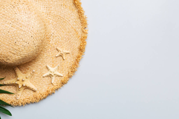 Летние каникулы. Летний концепт с соломенной шапкой и листьями фасоли. Плоская кладка, вид сверху, копировальное пространство. - Фото, изображение