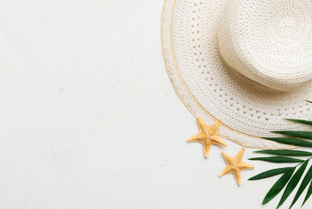 Summer holidays. Summer concept with straw hat and tropical leaf. Flat lay, top view, copy space. - Fotoğraf, Görsel
