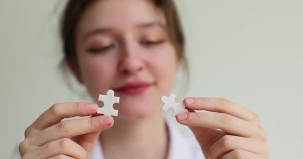 Spojení puzzle obchodní řešení žena spojuje skládačky puzzle. Úspěch a koncepce strategie spojující pár dílků skládačky - Záběry, video