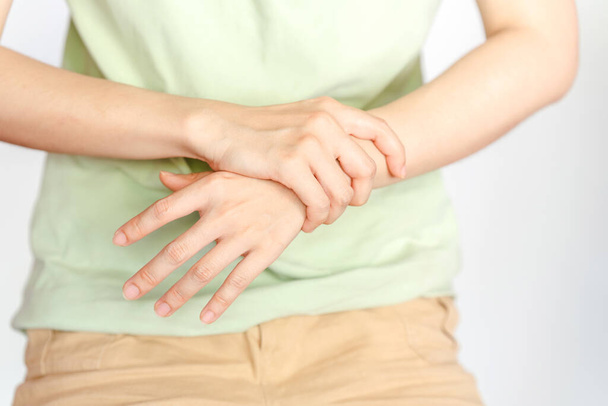 Žena držící si zápěstí kvůli zranění nebo revmatoidní artritidě. - Fotografie, Obrázek