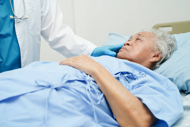 Doctor taking care, help and encourage Asian elder senior woman patient in clinic hospital. - Foto, Imagen