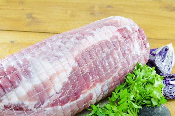 Сире м'ясо на обробній дошці
 - Фото, зображення
