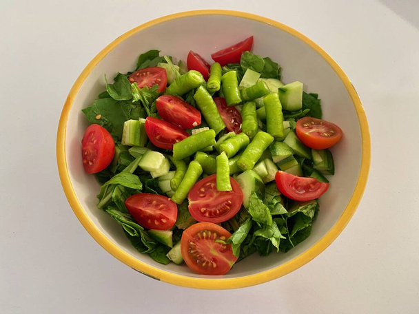 Kuuluisa Egeanmeren salaatti turkkilaista ruokaa, joka koostuu tomaateista, arugula, kurkut ja paprikat. Laadukas kuva - Valokuva, kuva