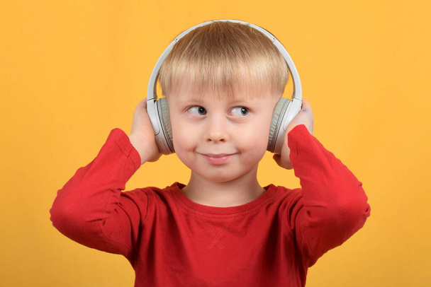 αγόρι παιδί απολαμβάνει τη μουσική στα ακουστικά - Φωτογραφία, εικόνα