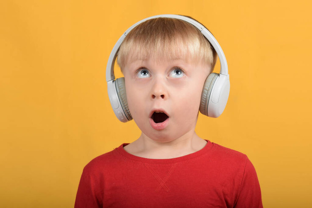 boy child enjoys music in headphones - Foto, Bild