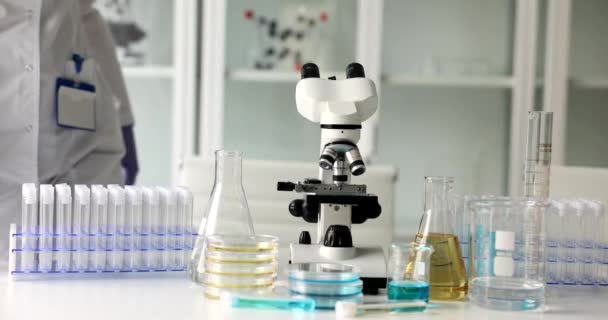 Biolog-vědec si sedne na pracoviště v laboratoři. Vědecký výzkum a chemická analýza toxických látek - Záběry, video