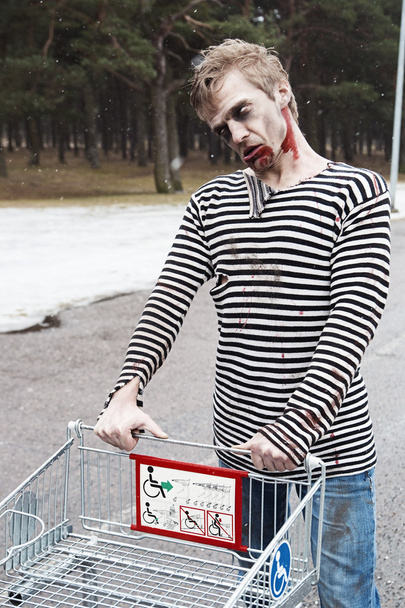 Zombie est allé faire du shopping pour certains films de horrow
 - Photo, image