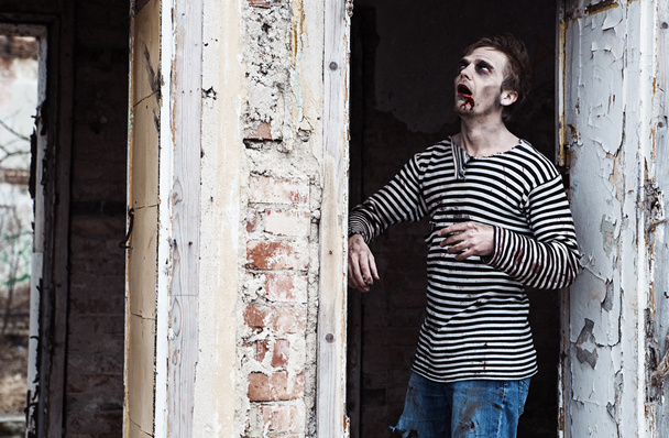 Зомби, запертый между двумя стенами
 - Фото, изображение