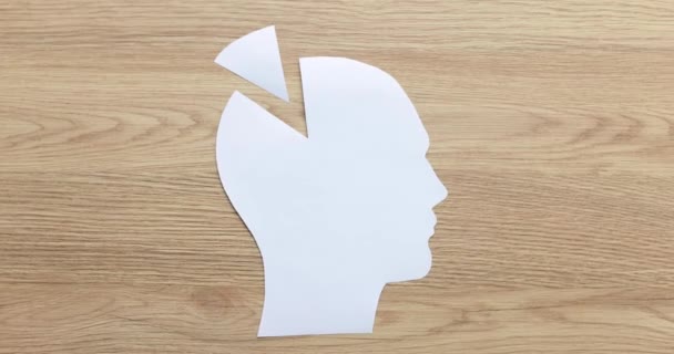 Weißes Puzzle in Form von Gehirn. Fehlende Teile des Gehirnpuzzles und psychische Gesundheit und Gedächtnisprobleme - Filmmaterial, Video