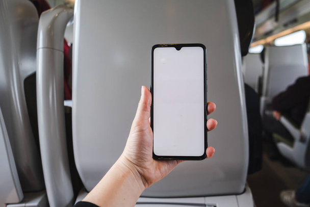 Ženy držící smartphone ve vlaku - Fotografie, Obrázek