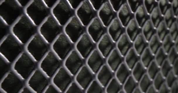 黒の背景にワイヤーメッシュの背景と金属シームレスフェンス。金属格子 - 映像、動画