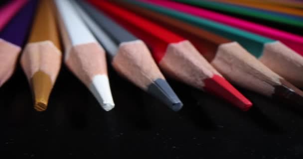 Desenho de suprimentos e muitos lápis coloridos. Aprender a desenhar e efeito positivo no sistema nervoso - Filmagem, Vídeo