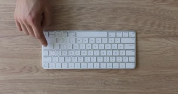 Fingerdrücken auf die Tastatur von oben. Computerbenutzer drückt Tastenkombination ein - Filmmaterial, Video