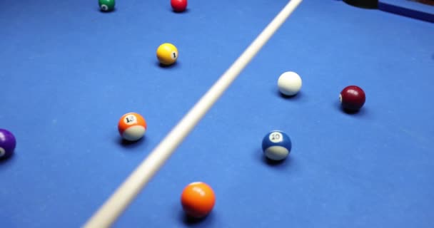 Gracz bilard przesuwa białą piłkę na stole z kijem bilardowym. Bilard gry - Materiał filmowy, wideo