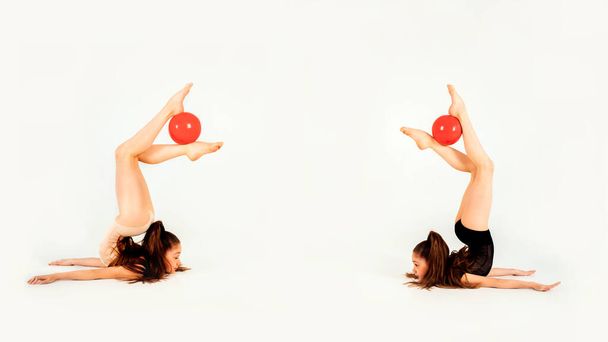 Gimnastyczka w czarno-beżowym trykocie z czerwoną kulą robi sztuczki na białym tle. Baner internetowy z dwoma zdjęciami gimnastyki. Widok z przodu - Zdjęcie, obraz