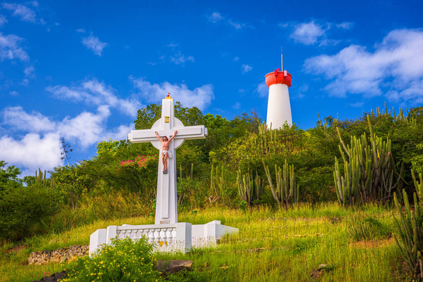 Σταυρός και πύργος στο νησί του Αγίου Βαρθολομαίου. - Φωτογραφία, εικόνα