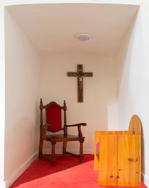 Offene Beichtstuhl-Ecke. Raum, in dem der Priester die Beichten der Pönitenten hört - Foto, Bild