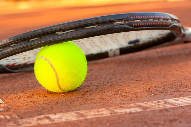 Tenisový míček a raketa na tenisovém hřišti - Fotografie, Obrázek