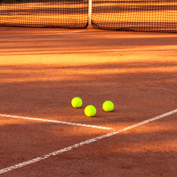 テニスコートのテニスボール - 写真・画像