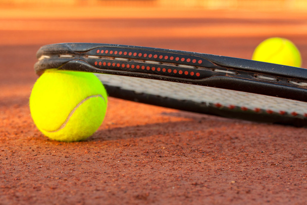 Tenis topu ve raket tenis kortunda - Fotoğraf, Görsel