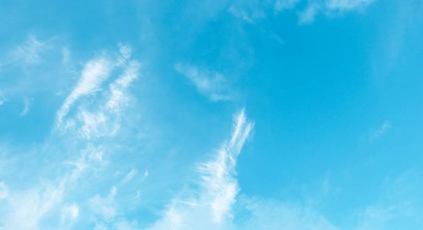 Тонкі елегантні хмари і сяюче сонце в тропічному блакитному небі
. - Фото, зображення