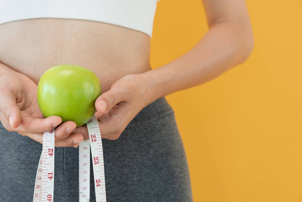 Diät und Diät. Schönheit schlanken weiblichen Körpers verwenden Maßband auf der Hand und wählen gesunde Ernährung. Gewichtsverlust, verlieren, Gleichgewicht, Kontrolle, Fettabbau, kalorienarme Ernährung, Routinen, Bewegung. - Foto, Bild