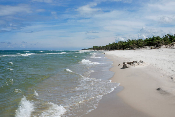 pusta szeroka plaża w Stilo z białym piaskiem, Morze Bałtyckie, Polska - Zdjęcie, obraz