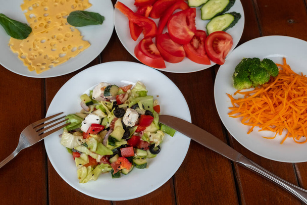 Conjunto de varios platos con platos vegetarianos sobre una mesa marrón. Desenfoque y enfoque selectivo. Vista superior - Foto, imagen